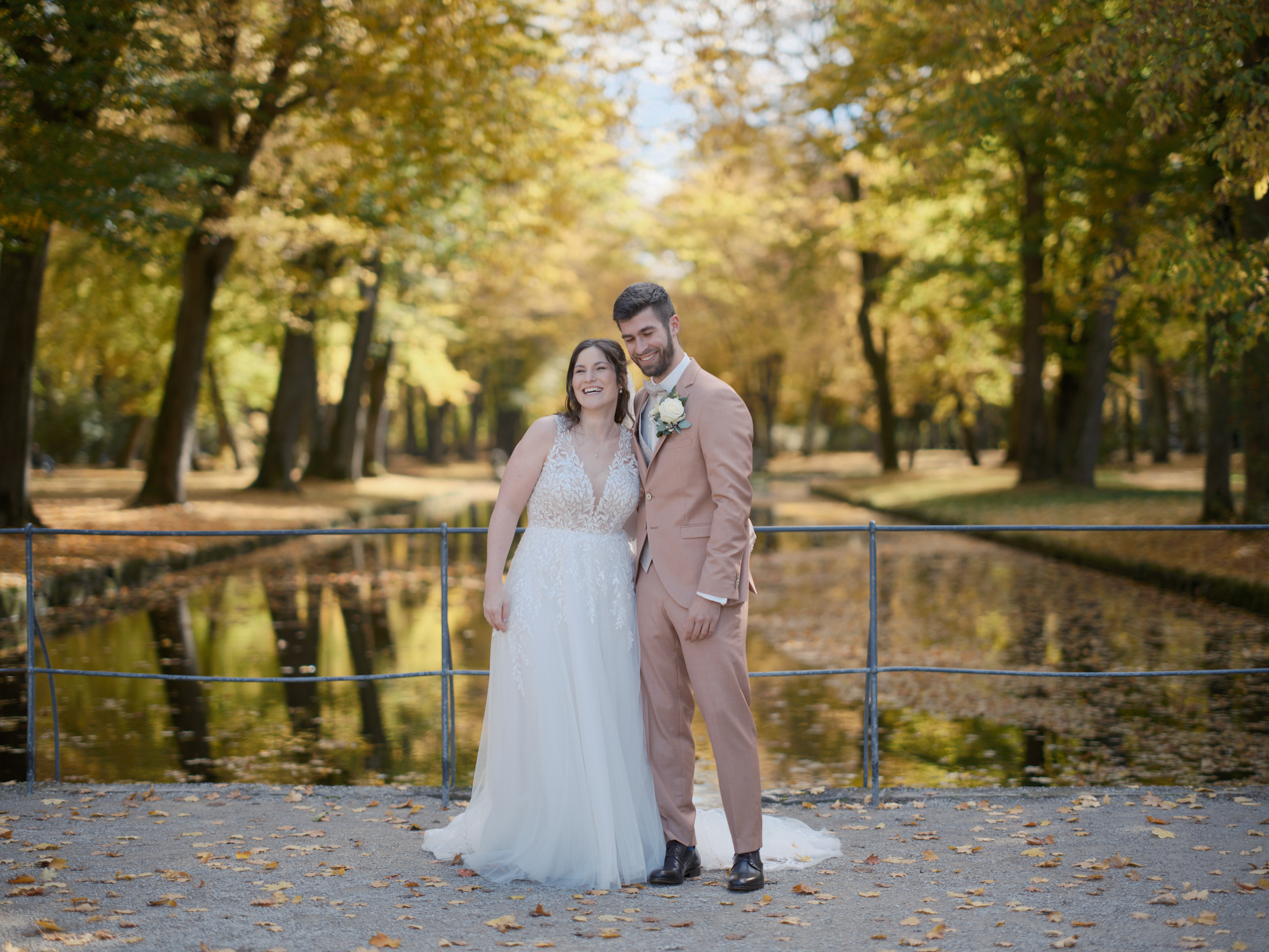 Natürliche Paarfotos bei einer Hochzeit